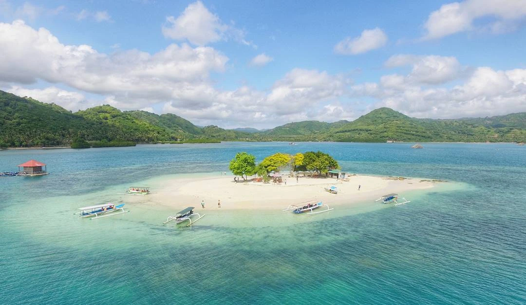 Crystal clear waters with vibrant coral reefs and tropical fish, perfect for snorkeling