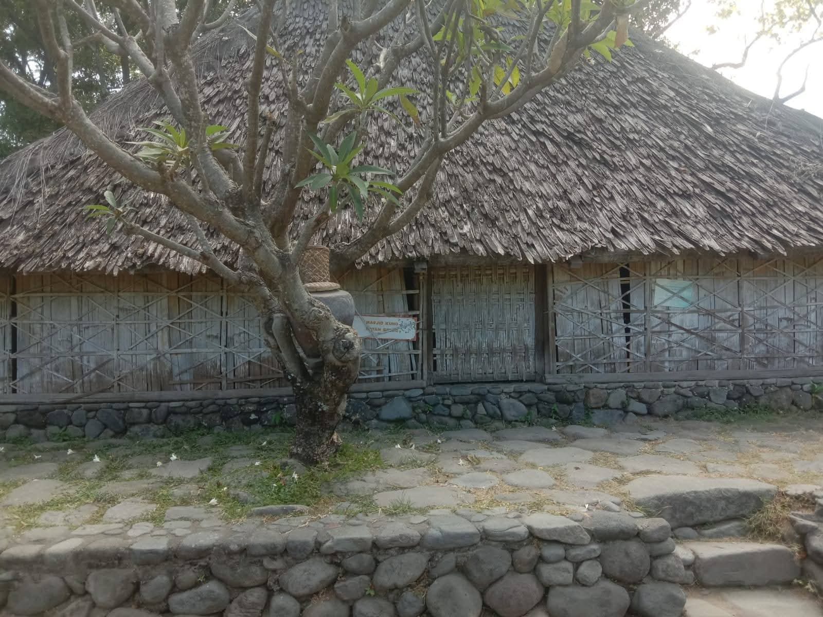 Pristine 
		 beaches and coral reefs around Gili Kondo